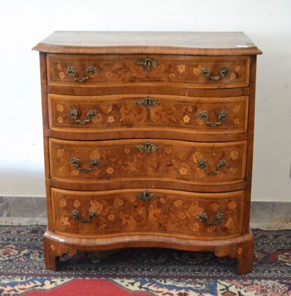 Piccolo cassettone, Inghilterra, sec. XIX, in noce intarsiato, fronte mosso, quattro cassetti, cm 80x46x85