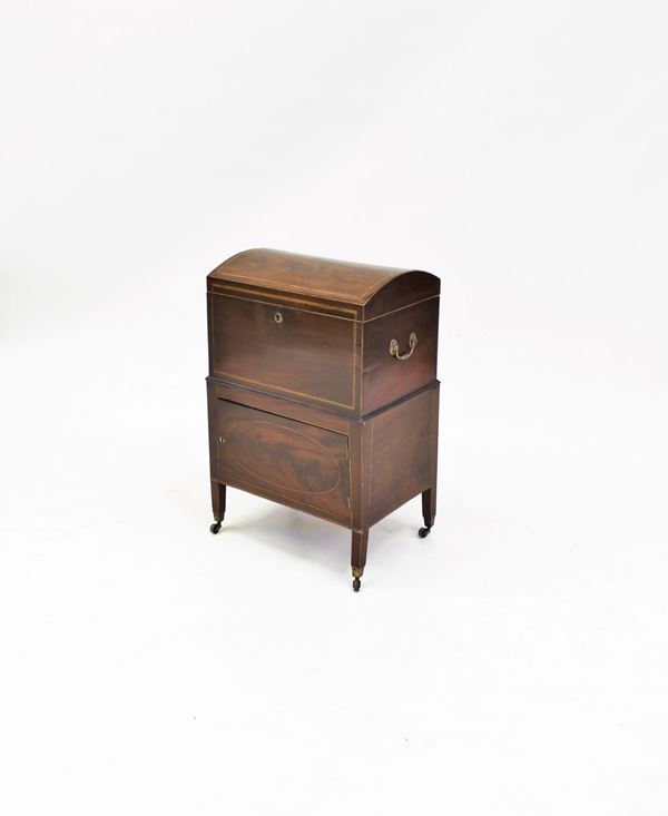 Portabottiglie, Inghilterra, sec. XIX, in mogano filettato, coperchio bombato incernierato, sportello, gambe su piedi a rotelle, cm 47,5x33x70,5&nbsp;&nbsp;&nbsp;&nbsp;&nbsp;&nbsp;&nbsp;&nbsp;&nbsp;&nbsp;&nbsp;&nbsp;&nbsp;&nbsp;&nbsp;&nbsp;&nbsp;&nbsp;&nbsp;&nbsp;&nbsp;&nbsp;&nbsp;&nbsp;&nbsp;&nbsp;&nbsp;&nbsp;&nbsp;&nbsp;&nbsp;&nbsp;&nbsp;&nbsp;&nbsp;&nbsp;&nbsp;&nbsp;&nbsp;&nbsp;&nbsp;&nbsp;&nbsp;&nbsp;&nbsp;&nbsp;&nbsp;&nbsp;&nbsp;&nbsp;&nbsp;&nbsp;&nbsp;&nbsp;&nbsp;&nbsp;&nbsp;&nbsp;&nbsp;