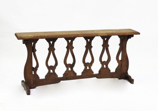 Balaustra, sec. XIX, in noce, piano rettangolare a becco di civetta, elementi traforati a cartelle, sostegni mossi, cm 160x30x70