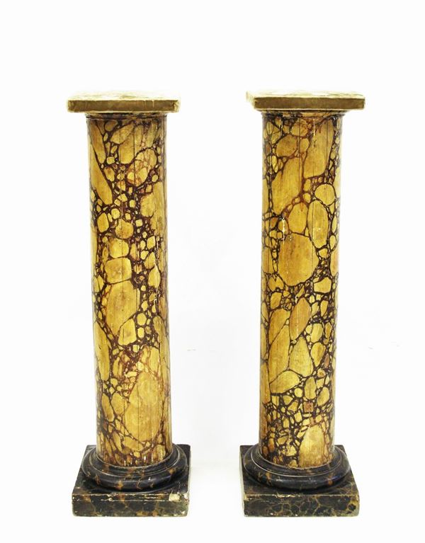 Coppia di colonne, sec. XIX/XX, in legno laccato a imitazione del marmo,&nbsp;&nbsp;