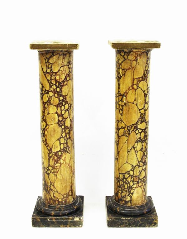 Coppia di colonne, sec. XIX/XX, in legno laccato a imitazione del marmo,&nbsp;&nbsp;