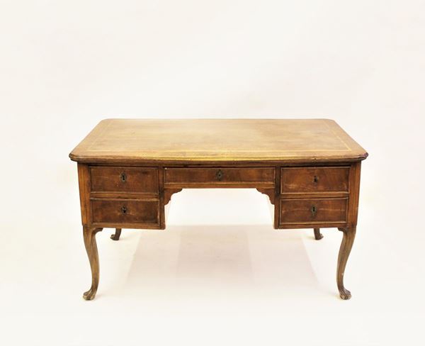 Scrivania, in stile 700, lastronata in noce e filettata, piano rettangolare cinque cassettie, gambe mosse, cm 153x91x83