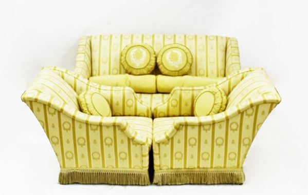 Divano e due poltrone, sec. XX, schienale rettilineo inclinato, braccioli mossi senza soluzione di continuit&agrave;, rivestiti in stoffa a&nbsp; righe nei toni del giallo, dimensioni divano cm 160x100x80 (3)