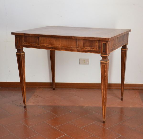 Scrivania, Luigi XVI, sec. XVIII, in noce intarsiato, quattro gambe a spillo, un cassetto, cm 95x70x76