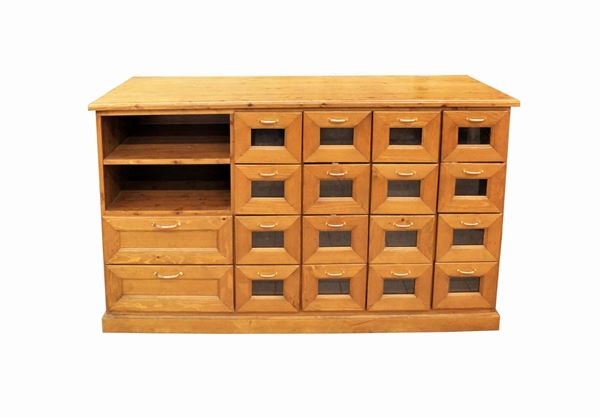 Mobile pastiera, sec. XX, in legno di conifera, fronte a sedici cassetti  