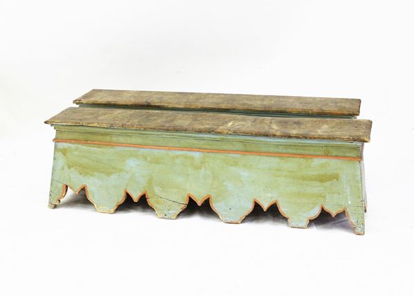 Coppia di panche, in stile 600 romano, in legno laccato nei toni del turchese e del rosso, cm 170x31x50 (2)