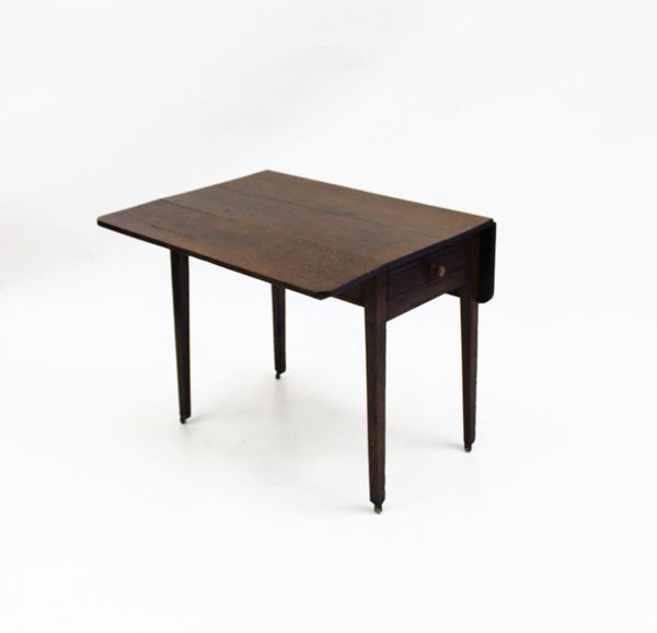 Tavolino a bandelle, Inghilterra, sec. XIX, in rovere, due cassetti affrontati sottopiano, gambe leggermente rastremate desinenti su rotelle,&nbsp; chiuso cm 86x49x71,5&nbsp;&nbsp;&nbsp;&nbsp;&nbsp;&nbsp;&nbsp;&nbsp;&nbsp;&nbsp;&nbsp;&nbsp;&nbsp;&nbsp;&nbsp;&nbsp;&nbsp;&nbsp;&nbsp;&nbsp;&nbsp;&nbsp;&nbsp;&nbsp;&nbsp;&nbsp;&nbsp;&nbsp;&nbsp;&nbsp;&nbsp;&nbsp;&nbsp;&nbsp;&nbsp;&nbsp;&nbsp;&nbsp;&nbsp;&nbsp;&nbsp;&nbsp;&nbsp;&nbsp;&nbsp;&nbsp;&nbsp;&nbsp;&nbsp;&nbsp;&nbsp;&nbsp;&nbsp;