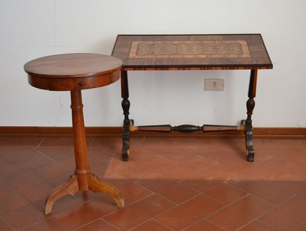 Tavolino, sec. XX, in noce ed ulivo, cm 79x40x59