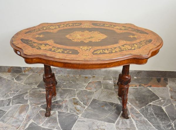 Tavolino, Francia, inizi sec. XX, piano sagomato in noce intarsiato, cm 123x75x72