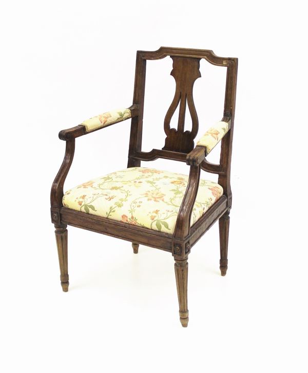 Poltroncina, Toscana, sec. XVIII, in noce, schienale a cartella traforata a cimasa mistilinea, braccioli a giornogambe troncoconiche glifate su piede piriforme, alt. cm 96,5