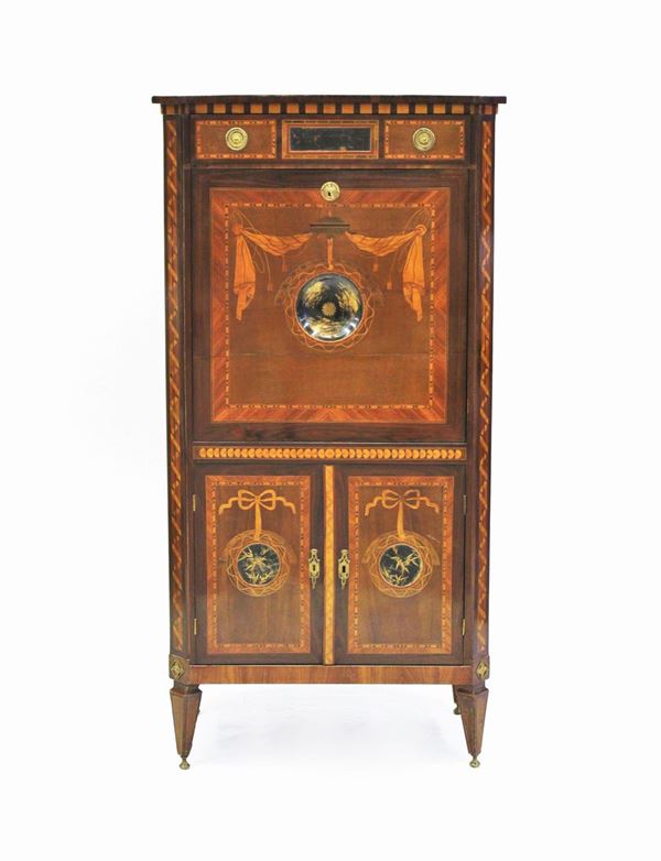 Secretaire, Francia, sec. XIX/XX, lastronato in varie essenze, fronte leggermente scantonato ad un cassetto, due sportelli e ribalta celante quattro tiretti e vani portalettere, gambe troncopiramidali su piedi metallici, cm 73x40,5x143