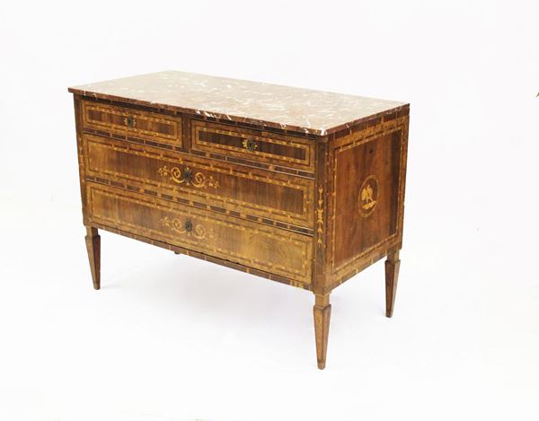Cassettone, sec. XVIII-XIX, lastronato in varie essenze, fronte a due cassetti allineati e due cassetti sovrapposti a tutta lunghezza, piano in marmo rosso di Francia, gambe troncopiramidali, cm 124x60x90