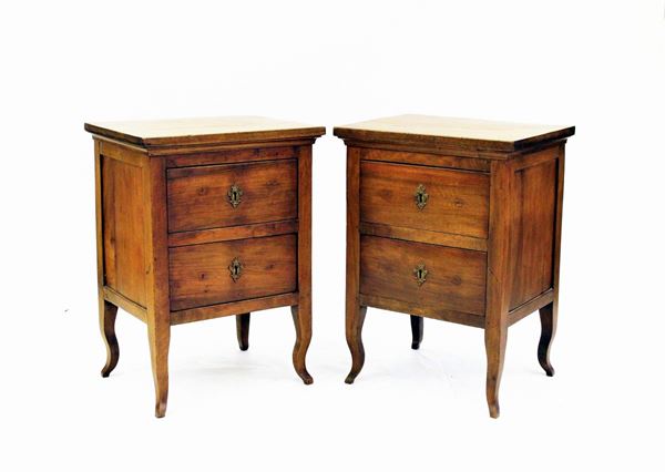 Coppia di comodini, sec. XIX, in noce, piano rettangolare sotteso da modanatura a gola rovescia, fronte a due cassetti sovrapposti, gambe mosse, cm 57x44x79 (2)