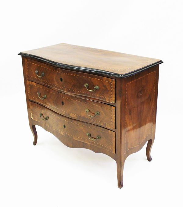 Cassettone, Toscana, sec. XVIII, lastronato in noce e filettato a motivo geometrizzante in acero e noce, piano a profilo ebanizzato, fronte mosso a tre cassetti sovrapposti a tutta lungherzza, grembialina mossa, gambe sagomate, cm 126x62x101