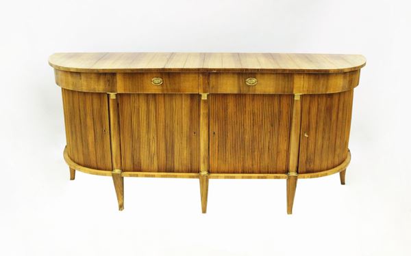 Credenza, inizi sec. XX, in mogano, fronte rettilineo e cantonali bombati, due cassetti nella fascia sottesi da quattro sportelli scannellati scanditi da semicolonne a rapporti metallici dorati, sostegni leggermente mossi, cm 203x47x92,5