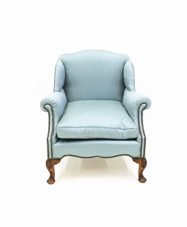 Poltroncina da camera, Inghilterra, sec. XIX, schinale a cimasa sagomata, rivestita in seta nei toni del celeste, profilata da borchie metalliche, gambe in mogano mosse decorate a valva di conchiglia, alt. cm 80