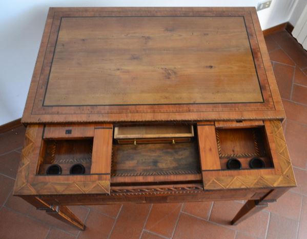 Scrivania, sec. XVIII-XIX, in noce intarsiato, piano scorrevole con all'interno vani e cassettini, gambe troncopiramidali, cm 89x56x79,5