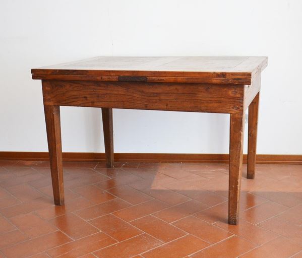 Tavolo a tiro, sec. XIX, in castagno, gambe troncopiramidali, cm 117x87x80 e due prolunghe da cm 50