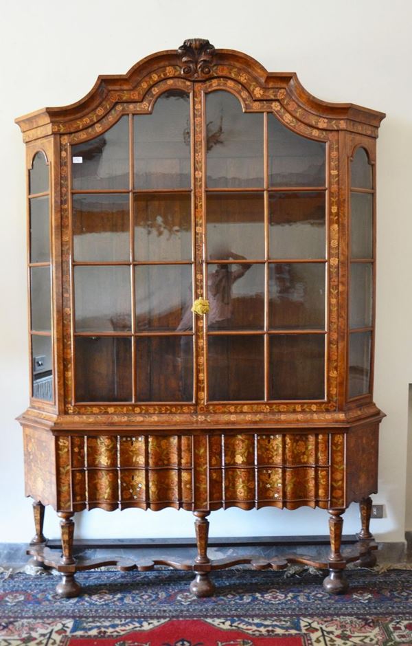 Vetrina, Inghilterra, sec. XIX, in radica di noce intarsiata a motivi floreali, due sportelli in vetro, quattro cassetti, cm 170x40x232