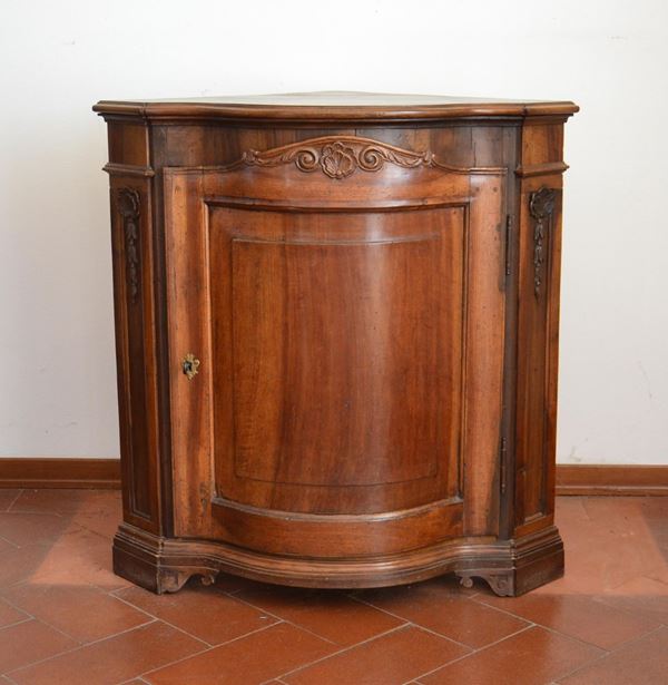 Angoliera, sec. XIX, in noce, fronte sagomato, uno sportello, cm 86x62x90