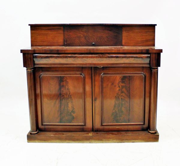 Credenza, Inghilterra, sec. XIX, lastronato in mogano e piuma di mogano, corpo superiore ad uno sportello, corpo inferiore ad un cassetto a tutta lunghezza sotteso da coppia di sportelli a riserve mistilinee tra colonne a decori anulari, piede a pedana, cm 137,5x51,5x119