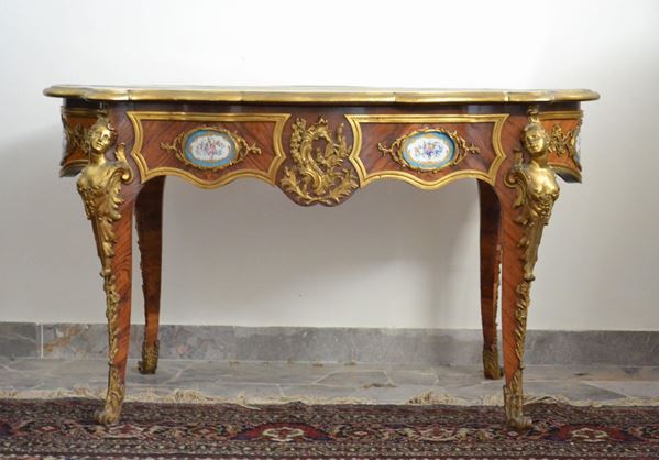 Scrivania da centro, Francia, fine sec. XIX, in noce sagomato, due cassetti, decorazioni con mattonelle in ceramica e bronzi, cm 134x80x77