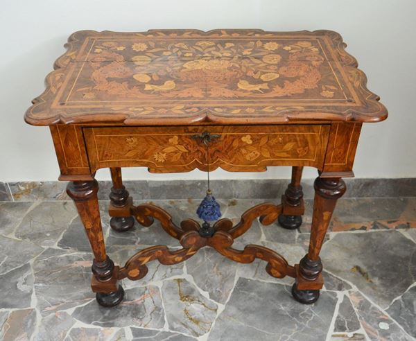 Tavolino, Francia, sec. XIX, in radica intarsiata, un cassetto, piano sagomato, cm 78x51x70