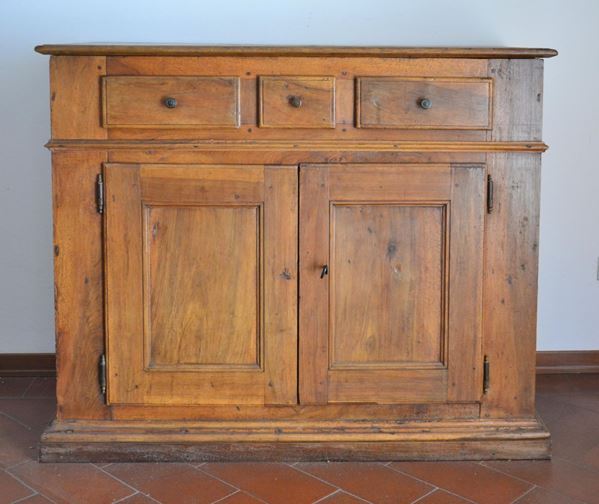 Credenza, sec. XVIII, in noce, due sportelli, tre cassetti, cm 120x52x101