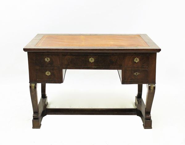 Scrivania, Impero, piano rettangolare centrato da inserto in pelle nei toni dell' arancio, fronte a due coppie di cassetti sovrapposti centrati da cassetto, sostegni sinuosi su pedane rettiline raccordate da traversa, cm 123,5x74x82,5