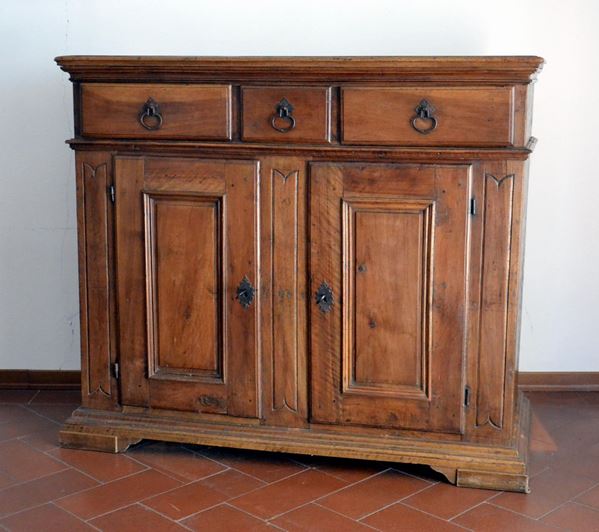 Credenza, sec. XVIII, in noce, due sportelli sformellati, tre cassetti, cm 135x54x113, difetti e restauri