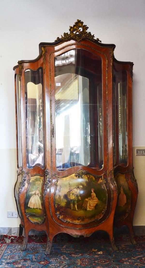 Vetrina, Francia, sec. XX, in noce bombato e decorato, uno sportello, cm&nbsp;&nbsp;