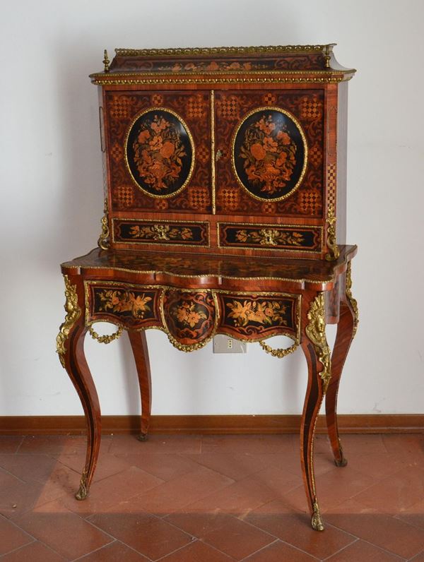 Scrivania, Francia, sec. XIX, con alzata in vari legni riccamente intarsiata, cassetto con scarabattolo, due sportelli e due cassettini, rapporti in metallo dorato, cm 79x51x132