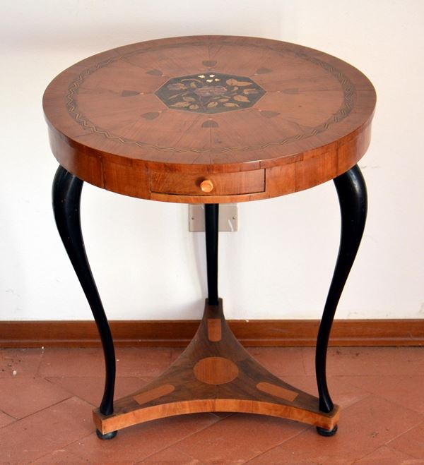Tavolino, sec. XIX, circolare in ciliegio intarsiato, tre gambe mosse, un cassetto sottopiano, cm 63x72