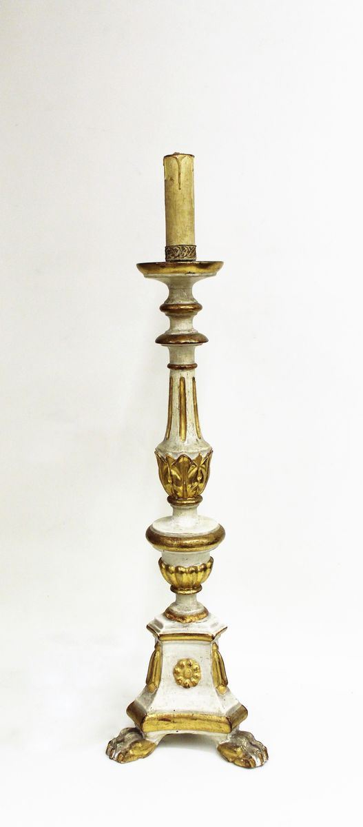 Torciere, Toscana, sec. XVIII, in legno laccato e dorato, fusto ad elementi vasiformi, base a piramide trigonale su piedi ferini, alt. cm 92
