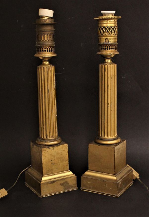 Coppia di lumi da tavolo, fine sec. XIX, in metallo dorato, fusto a colonna scannellata su base a parallelepipedo gradinato, alt. cm 53