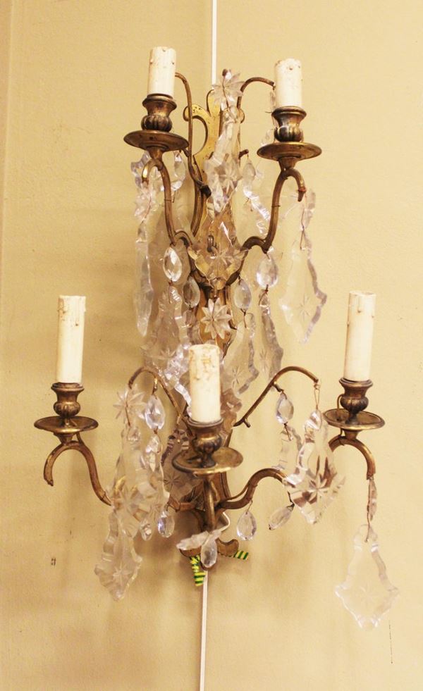 Applique, sec. XX, in metallo dorato e cristallo molato, cinque punti luce, alt. cm 53, difetti e mancanze&nbsp;