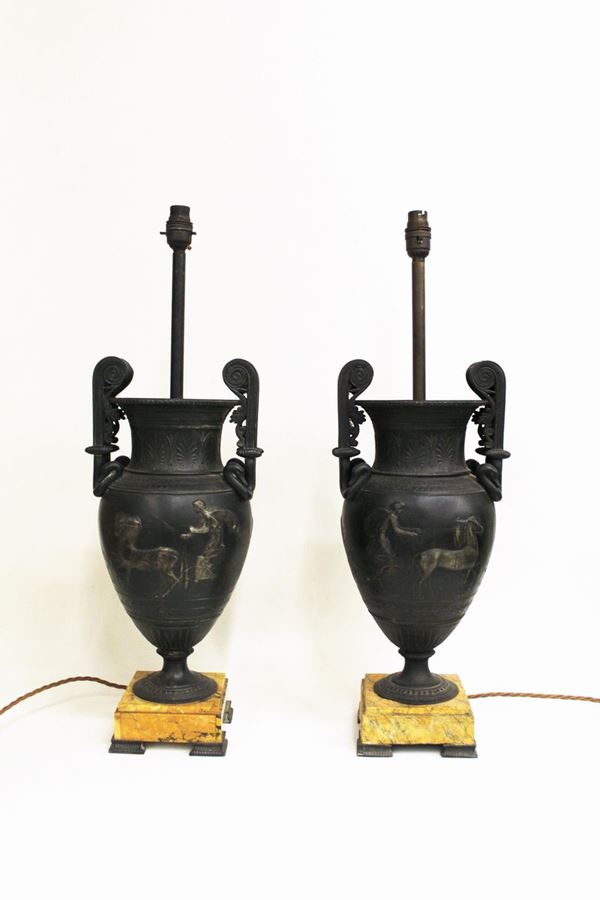 Coppia di lumi da tavolo di gusto archeologico, inizi sec. XX, in metallo patinato bronzo, alt. cm 65