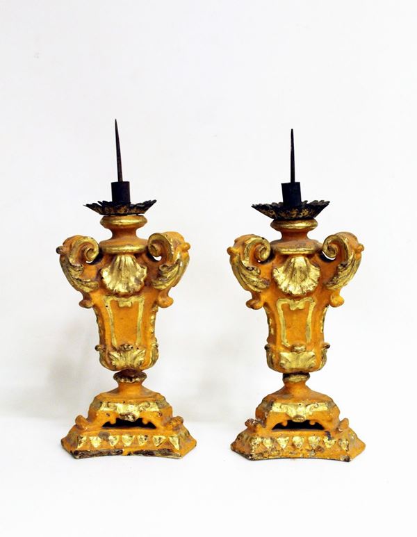 Coppia di perettoni, sec. XVIII, in legno laccato nei toni dell' arancio e