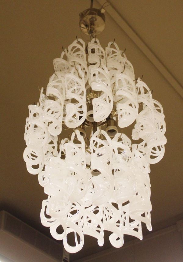 Lampadario, sec. XX, struttura in metallo dorato, pendenti a spire&nbsp;&nbsp;&nbsp;&nbsp;&nbsp;&nbsp;&nbsp;&nbsp;