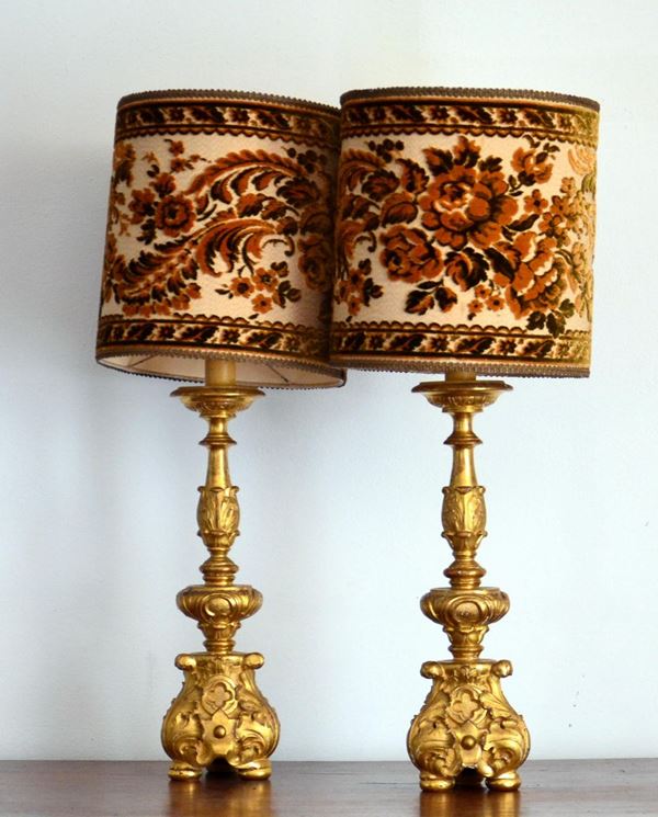 Coppia di candelieri, sec. XVIII, in legno intagliato e dorata, alt. cm 72 (2)