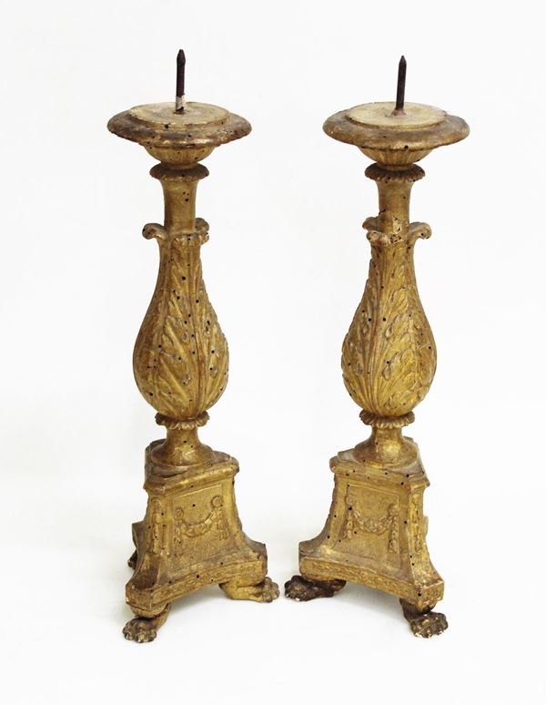 Coppia di candelieri, fine sec. XVIII, in legno dorato, fusto tornito a&nbsp;&nbsp;&nbsp;