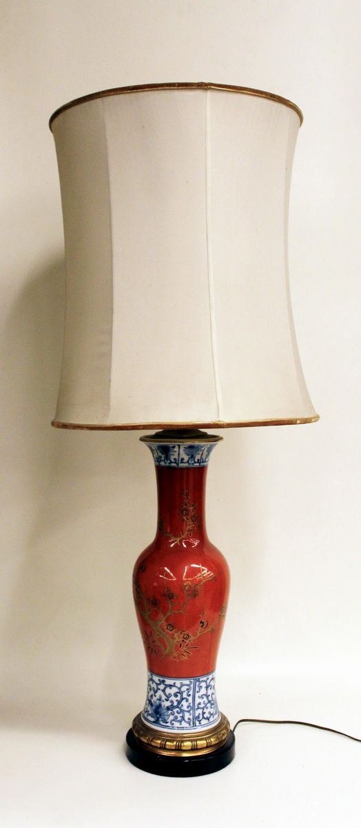Lume da tavolo, sec. XX, realizzato con vaso orientale in ceramica dipinta nei toni dell' arancio a motivi floreali,e&nbsp; bianco blu, su base in bronzo dorato, completa di paralume, alt. cm 51&nbsp;&nbsp;&nbsp;&nbsp;&nbsp;&nbsp;&nbsp;