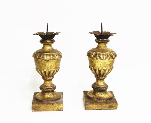 Coppia di perettoni, sec. XVIII, in legno scolpito e dorato, corpo vasiforme percorsdo da motivo a baccellatura allungata e foglioline, base rastremata a decorazione anulare, su piede quadrato, alt. cm 34