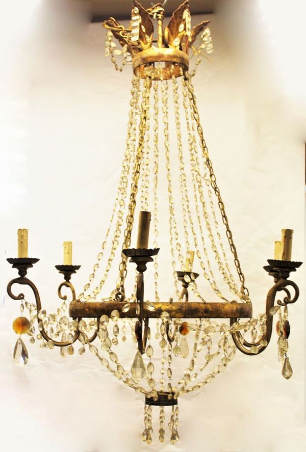 Lampadario a corbeille, sec. XVIII/XIX, struttura in ferro dorato, pendenti