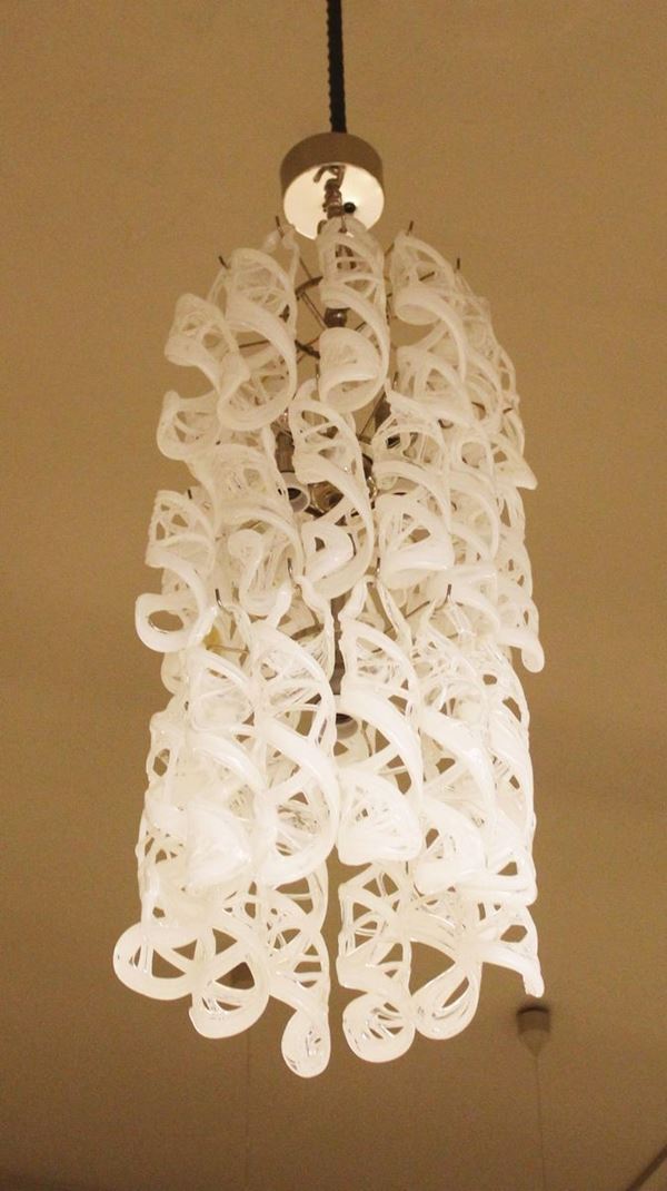 Lampadario, sec. XX, struttura in metallo dorato, pendenti a spire&nbsp;&nbsp;&nbsp;&nbsp;&nbsp;&nbsp;&nbsp;&nbsp;