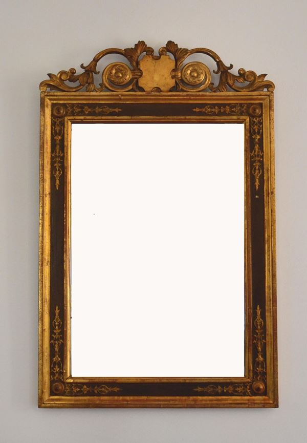 Specchiera, sec. XIX, cornice laccata e intagliata, con cimasa a volute, cm 74x116, restauri