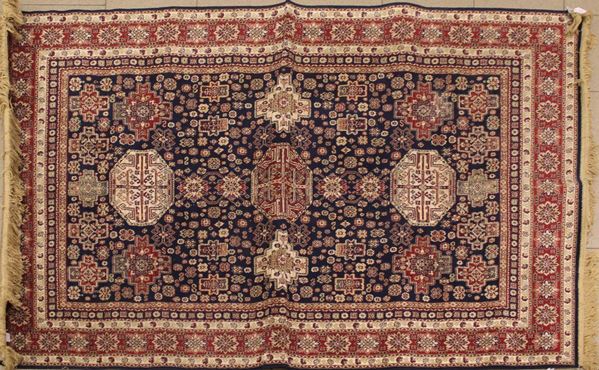 Tappeto, sec. XX, impianto geometrico, nei toni del blu e del rosso, cm 195x137 