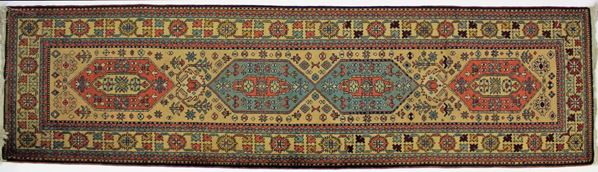 Tappeto Passatoia, Turchia, sec. XX, impianto geometrico nei toni dell'avana, rosa e celeste, cm 286x78
