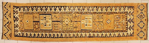 Tappeto passatoia, Kilim, sec. XX, impianto geometrico nei toni dell' arancio e del blu, cm 320x82&nbsp;&nbsp;&nbsp;&nbsp;&nbsp;&nbsp;&nbsp;&nbsp;&nbsp;&nbsp;&nbsp;&nbsp;&nbsp;&nbsp;&nbsp;&nbsp;&nbsp;&nbsp;&nbsp;&nbsp;&nbsp;&nbsp;&nbsp;&nbsp;&nbsp;&nbsp;&nbsp;&nbsp;&nbsp;&nbsp;&nbsp;&nbsp;&nbsp;&nbsp;&nbsp;&nbsp;&nbsp;&nbsp;&nbsp;&nbsp;&nbsp;&nbsp;&nbsp;&nbsp;&nbsp;&nbsp;