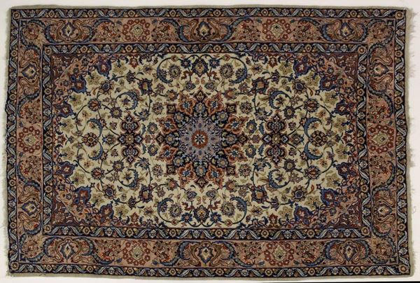 Tappeto, Persia, sec. XX, campo a motivio floreali, medaglione centrale e cantonali nei toni del rosso e del blu, cm 158x105